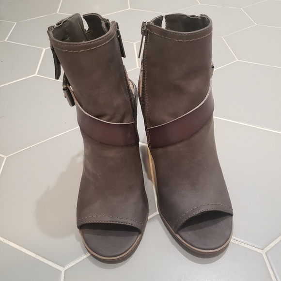 Open Toe Wedges - Picture 2 of 3